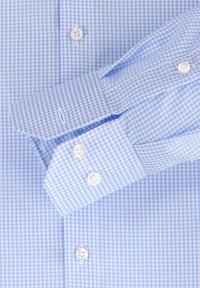 Jasnoniebieska koszula w kratkę z kołnierzykiem zapinanym na guziki i białymi guzikami. Materiał ma gładką teksturę z kontrastującymi kratkami.