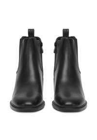 Para czarnych skórzanych botków za kostkę z bocznymi zamkami błyskawicznymi i uchwytami, widziana z przodu na białym tle.