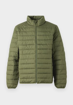 Olivgrüne Steppjacke mit hohem Kragen, horizontaler Steppung, Frontreißverschluss und elastischen Bündchen. Leichtgewichtig und strukturierte Form.