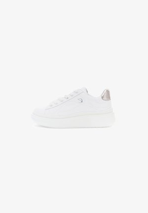 Witte sneakers van leer met een gestructureerde zilveren hak, ronde neus en platte rubberen zool; uitgerust met tonale stiksels en vijf veterogen.