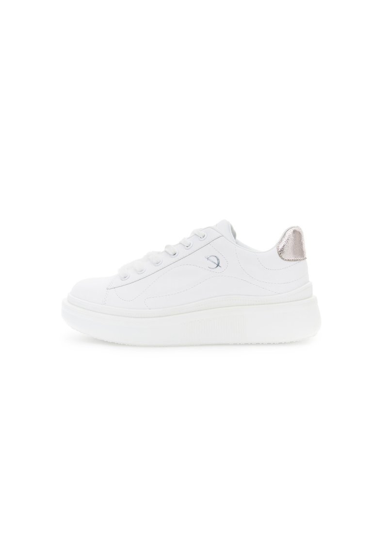 Weiße Sneakers aus Leder mit einem strukturierten silbernen Fersenbereich, runder Zehenpartie und flacher Gummisohle; verfügen über tonale Nähte und fünf Schnüröchern.