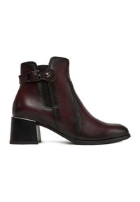 Burgundia nahast pahkluu saabas ümarate varvaste, külgjäikse ja dekoratiivse pandlaga. Omab massiivset musta kontsa ja ühtlast pinda.