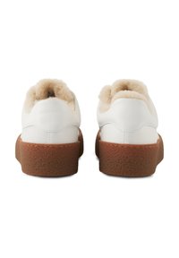 Witte leren sneakers met een tan rubberen zool, voorzien van een fluffy beige lining en een glad oppervlak, afgeronde neuzen en minimale stiksels.