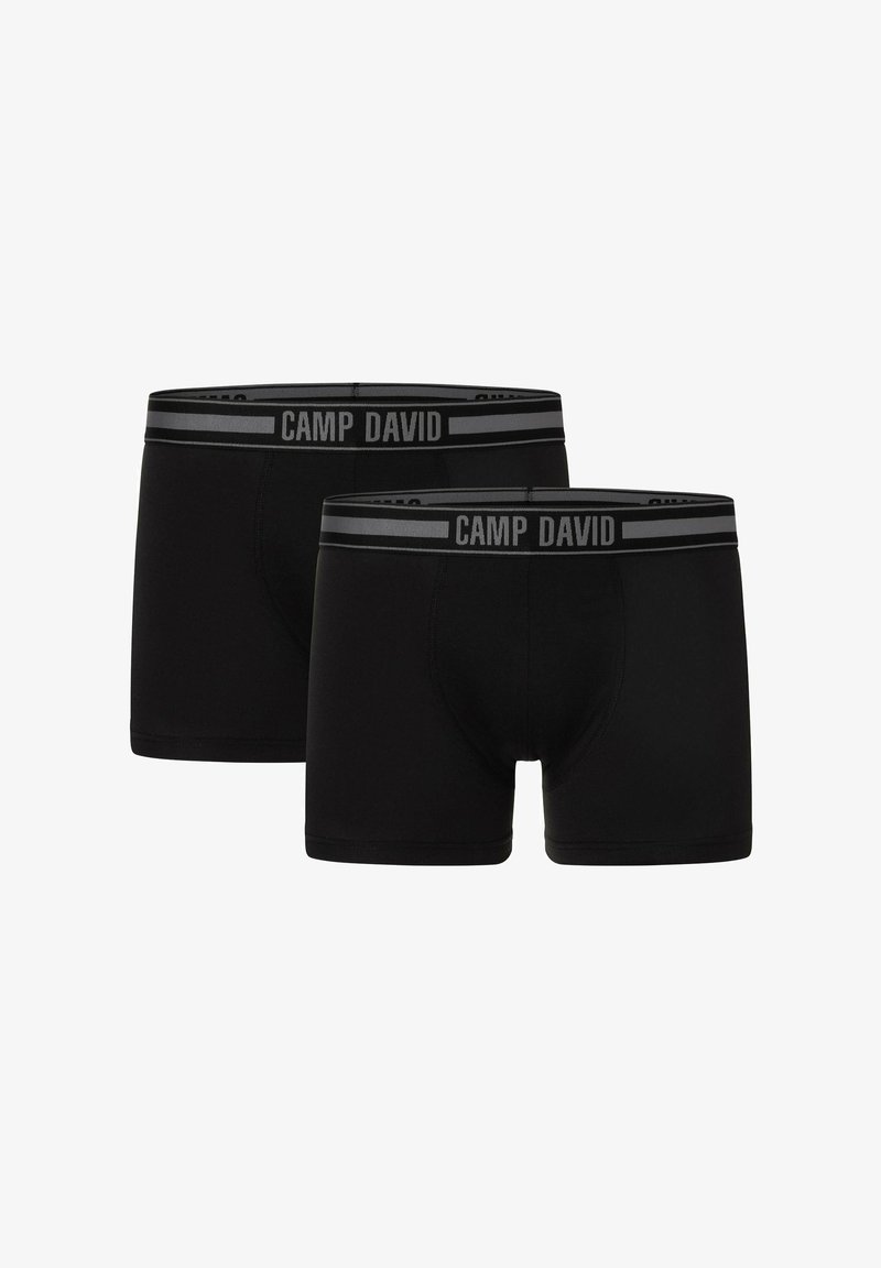 Zwarte boxershorts van een gladde stof, met een contrasterende grijze elastische tailleband met het 'CAMP DAVID' logo. Twee paar weergegeven.