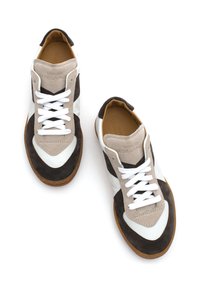 Graue und weiße Low-Top-Sneaker aus Wildleder und Leder. Merkmale sind weiße Schnürsenkel, braune Akzente und eine strukturierte Laufsohle.