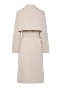 Beige lang trenchcoat med belte i midjen og stormklaff på baksiden, vist bakfra mot hvit bakgrunn.