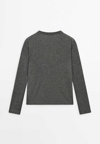 Szara koszula z długim rękawem wykonana z miękkiego, teksturowanego materiału. Posiada okrągły dekolt i prosty, gładki tył. Odpowiednia do codziennego noszenia.