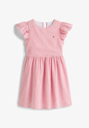 Rochie fără mâneci, cu dungi roz și albe, umeri cu volane și fustă adunată, logo mic pe piept, închidere cu fermoar la spate.