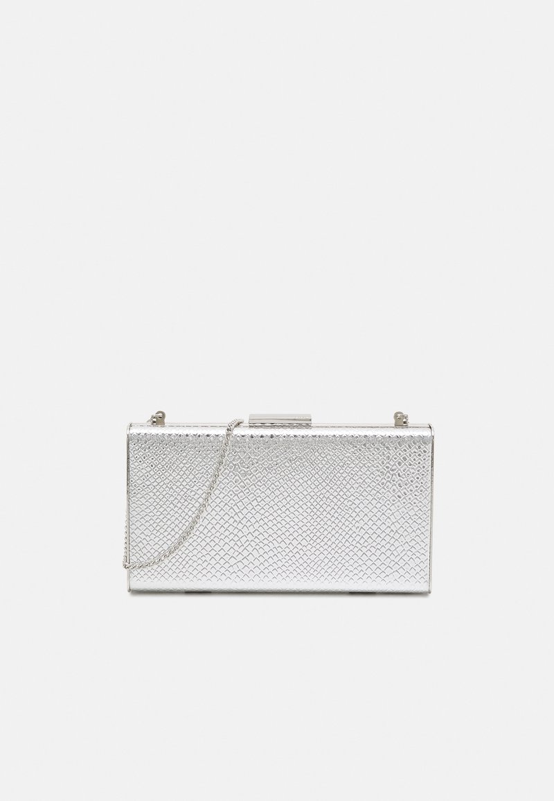 Pochette rectangulaire texturée argentée avec une fine anse chaîne et une fermeture à clip métallique sur un fond uni.