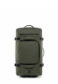 Zaino a rotelle verde oliva con tessuto texturizzato, maniglia superiore, tasca anteriore con zip e patch del logo nella parte inferiore. Presenta dettagli e spallacci neri.
