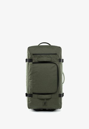 Olivgrüner Rolltop-Rucksack aus strukturiertem Stoff, mit einem oberen Tragegriff, einer Fronttasche mit Reißverschluss und einem Logopatch am Boden. Verfügt über schwarze Akzente und Riemen.