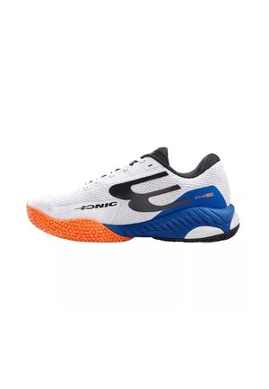 Chaussure de sport blanche avec une semelle texturée orange, un maintien du talon bleu, une doublure intérieure noire et un logo de marque noir sur le côté.