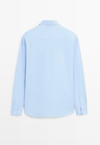 Camicia azzurra chiara a maniche lunghe con pattern a righe, colletto button-down e polsini chiusi; tessuto liscio e orlo curvo.