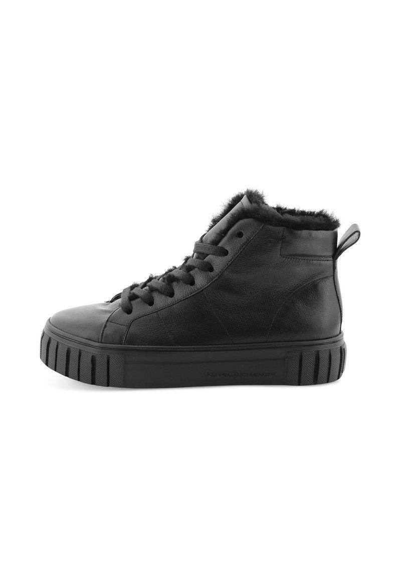 Schwarze Leder-High-Top-Sneaker mit strukturiertem Finish, ausgestattet mit einem weichen Innenfutter, abgerundeter Zehenpartie, flacher Gummisohle und einer Lasche an der Rückseite.