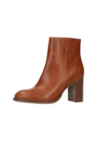Bruine leren enkelboot met ronde neus, gladde textuur en een gestapelde houten hak. Minimale stiksels en een slank ontwerp.