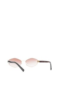 Occhiali da sole con lenti esagonali rosa sfumate, montatura sottile in oro e aste curve nere, mostrati da dietro.