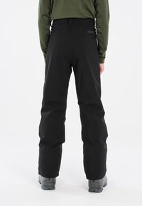 Pantaloni da neve neri impermeabili con vestibilità dritta, caratterizzati da una texture liscia, vita regolabile e orlo rinforzato per una maggiore durabilità.