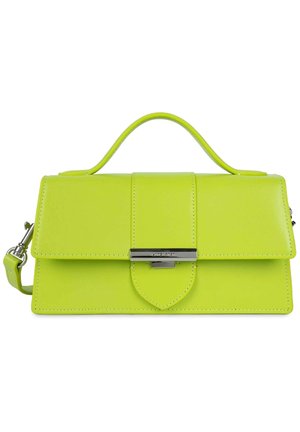 Hellgrüne Lederhandtasche mit obenliegendem Griff, Klappverschluss und silberfarbenem rechteckigem Verschluss, gezeigt vor weißem Hintergrund.