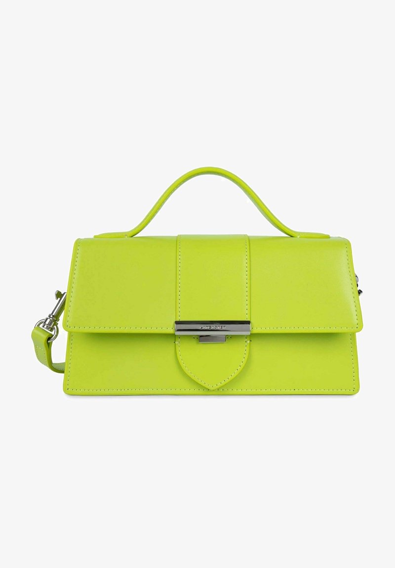 Sac à main en cuir vert vif avec poignée supérieure, fermeture à rabat et fermoir rectangulaire argenté, présenté sur fond blanc.