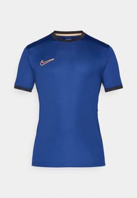Lühikeste varrukatega sinine Nike spordisärk musta krae ja varrukate aktsentidega, millel on rinnal kontrastne oranž swoosh logo.