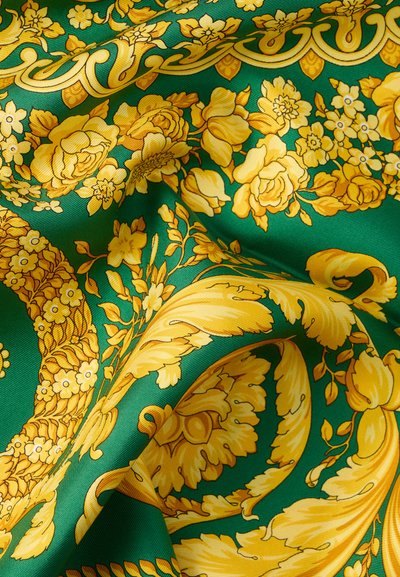 Țesătură verde cu modele complexe galbene de flori și frunze. Designul include accente detaliate și o textură netedă, moale.