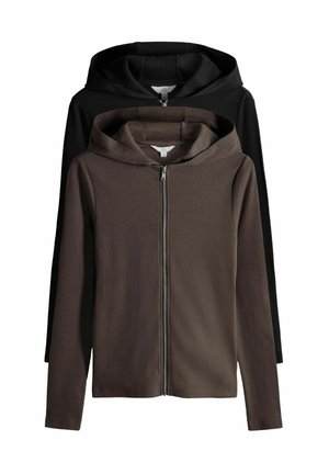Dvě mikiny na zip, jedna černá a jedna tmavě hnědá. Obě mají dlouhé rukávy a žebrovanou texturu.