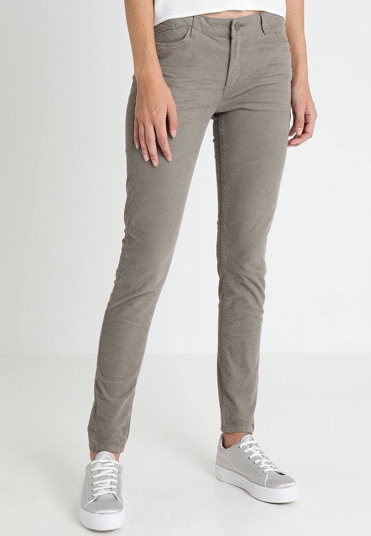 Pantalons en coton gris avec une coupe ajustée, dotés d'une fermeture éclair et bouton, de poches avant et d'accents de coutures visibles.