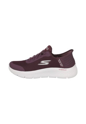 Zapatillas de slip-on Skechers Go Walk en color burdeos con suela blanca, parte superior de malla, cordones y logotipo de Skechers en el lado y el talón.