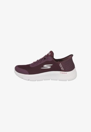 Zapatillas de slip-on Skechers Go Walk en color burdeos con suela blanca, parte superior de malla, cordones y logotipo de Skechers en el lado y el talón.