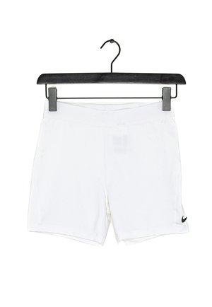 Białe sportowe szorty Nike z małym czarnym logo na lewej, dolnej nodze, zawieszone na czarnym wieszaku na białym tle.