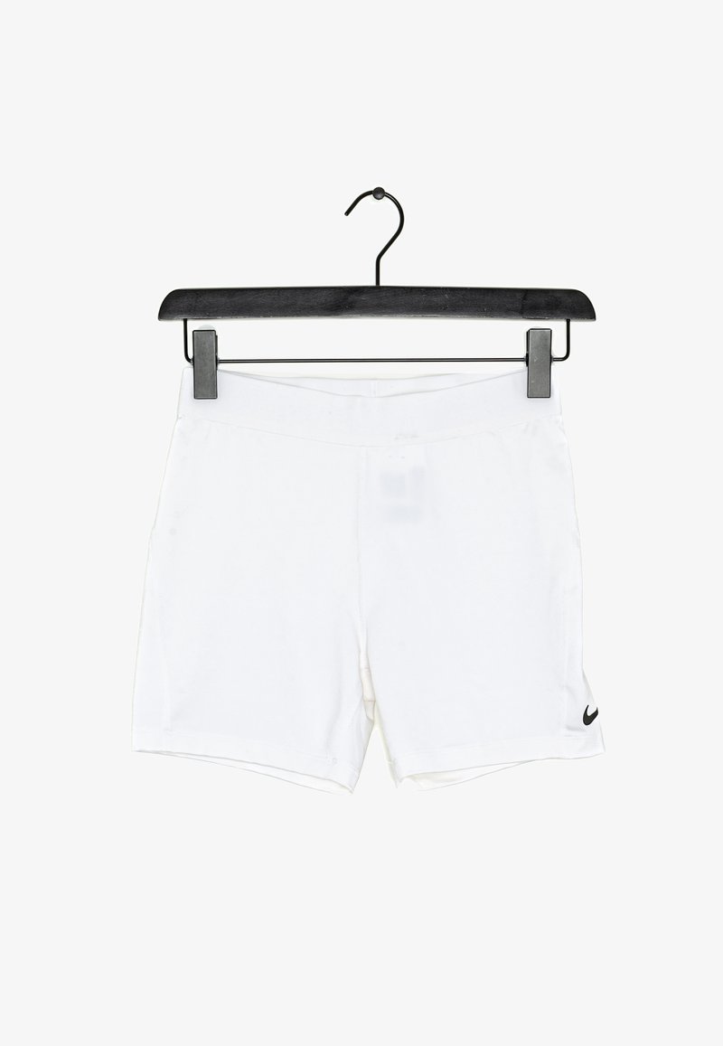 Shorts de sport blancs Nike avec un petit logo noir sur la partie inférieure de la jambe gauche, suspendus à un cintre noir sur fond blanc.