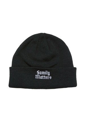 Svart strikket lue med brett som har hvit brodert tekst som sier "Family Matters." Myk tekstur og rund topp.