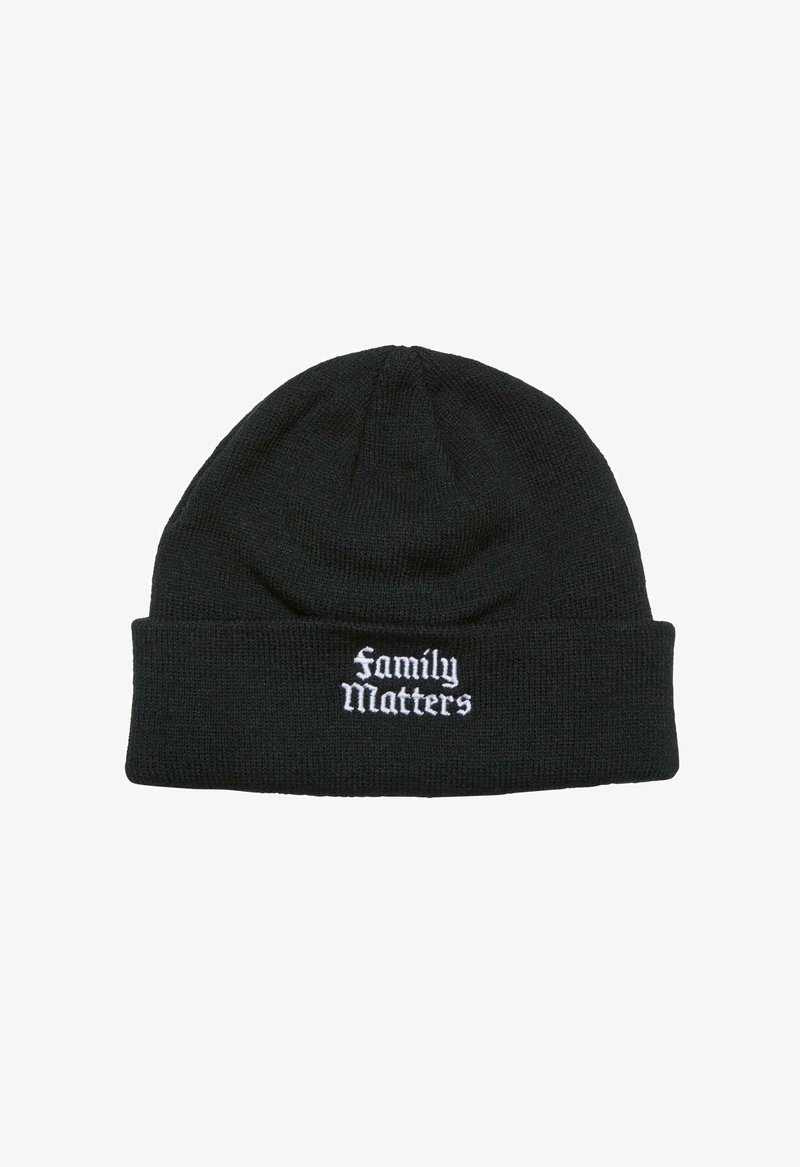 Svart strikket lue med brett som har hvit brodert tekst som sier "Family Matters." Myk tekstur og rund topp.