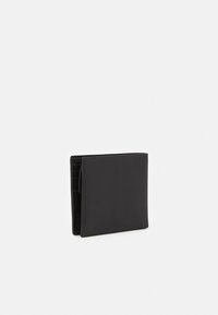 Vouwportemonnee van zwart leer met een gladde textuur, meerdere kaartsleuven en een minimalistisch ontwerp. Geen zichtbare hardware of patronen.
