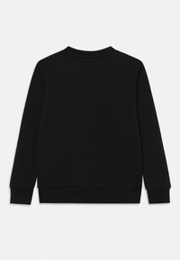 Svart sweatshirt med en jevn tekstur, rund hals og lange ermer. Mansjettene og kanten er ribbestrikket. Enkelt design uten mønstre eller detaljer.