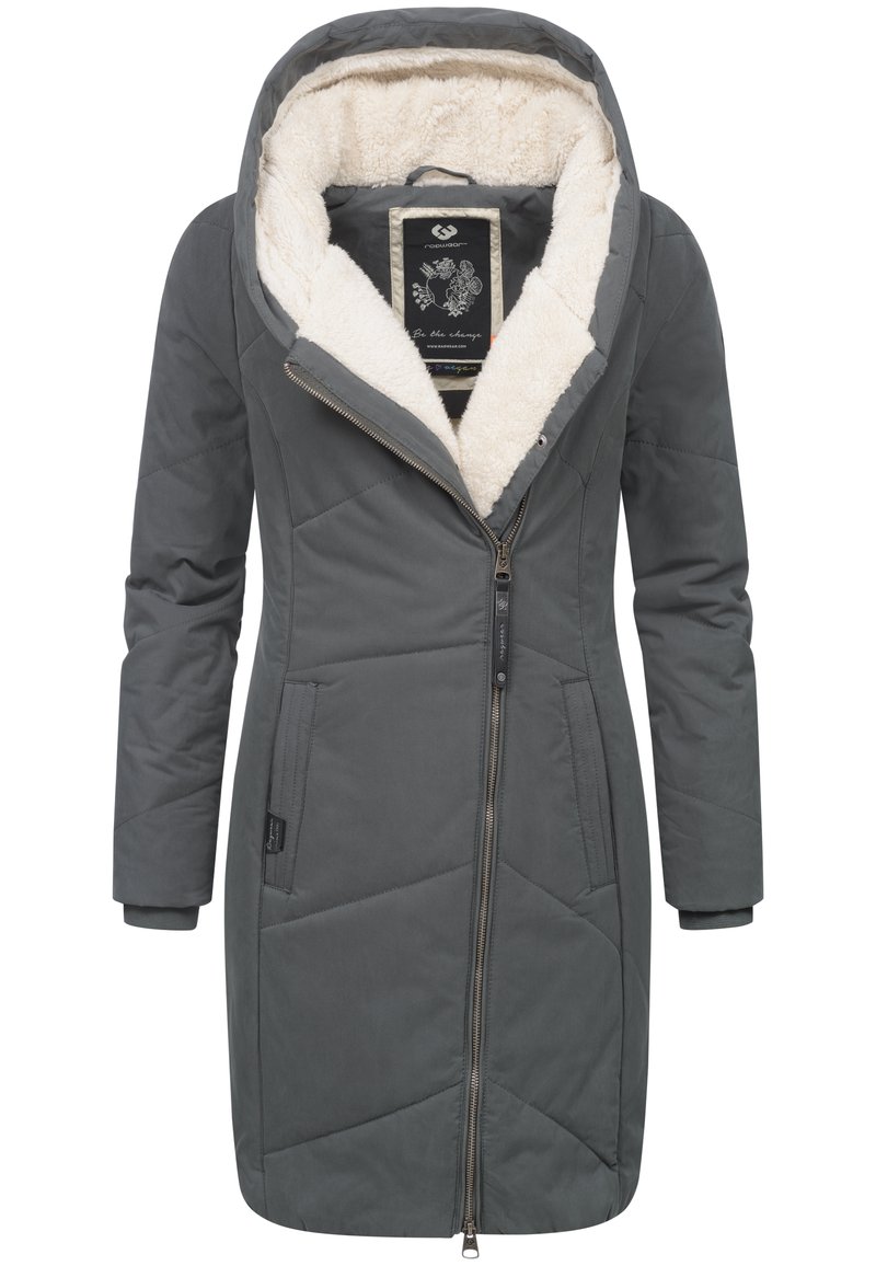 Manteau à capuche gris avec fermeture éclair, doublé de fausse fourrure douce. Présente une texture matelassée, des poches latérales et une étiquette distincte à l'intérieur.