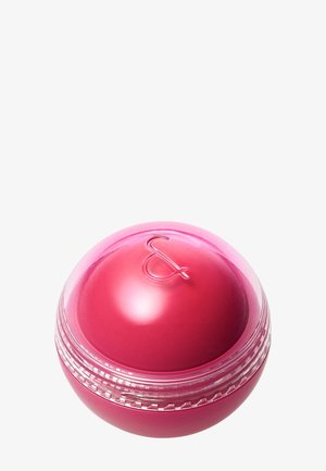 Pyöreä vaaleanpunainen huulirasvapurkki, jossa on läpinäkyvä ruuvikansi ja päälle kohokuvioitu ja-merkki.