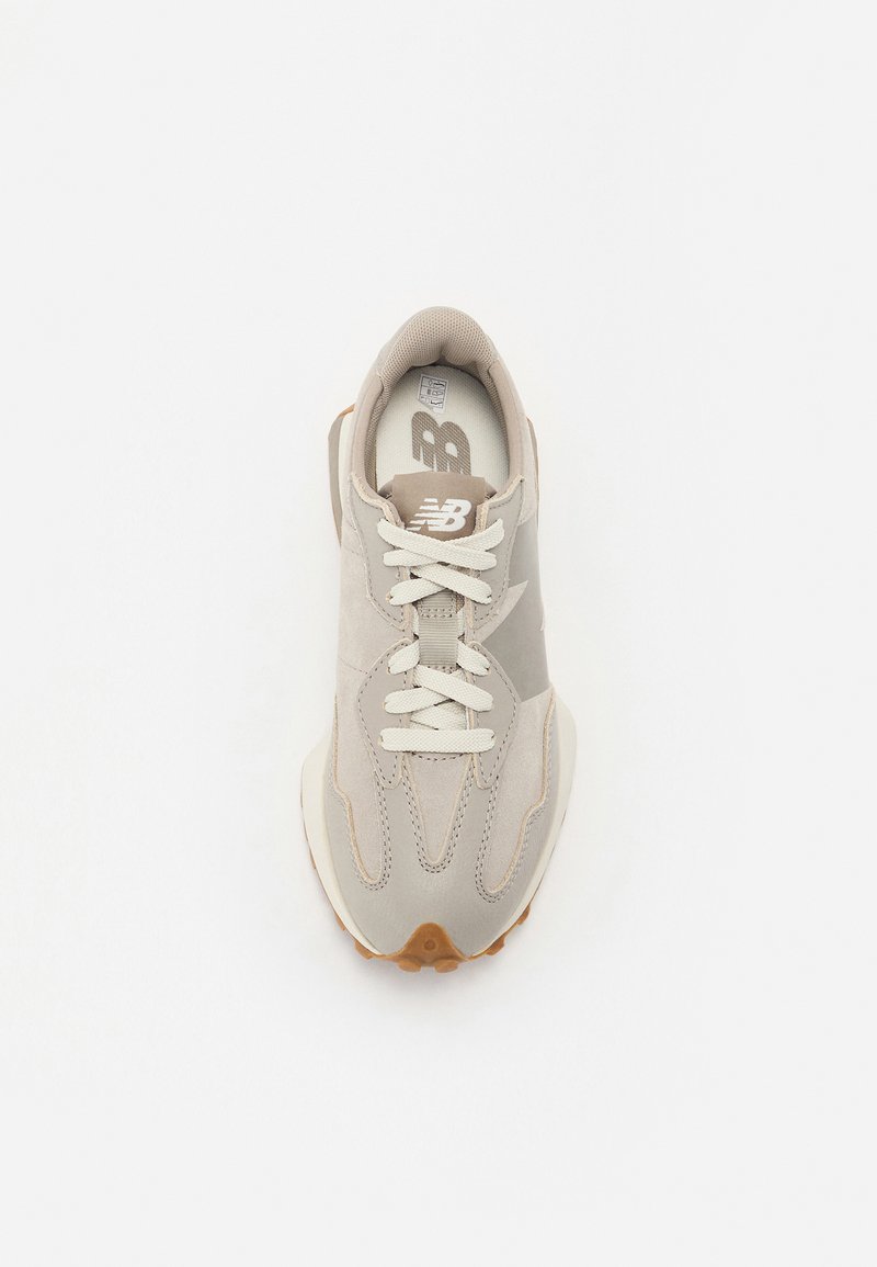 Hellgraue Sneaker aus Wildleder und Mesh-Materialien, mit runder Form, strukturierten Akzenten, weißen Schnürsenkeln und einer Sohle aus Gummi.