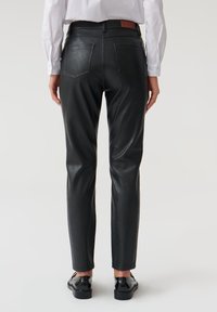 TATUUM Pantaloni - black