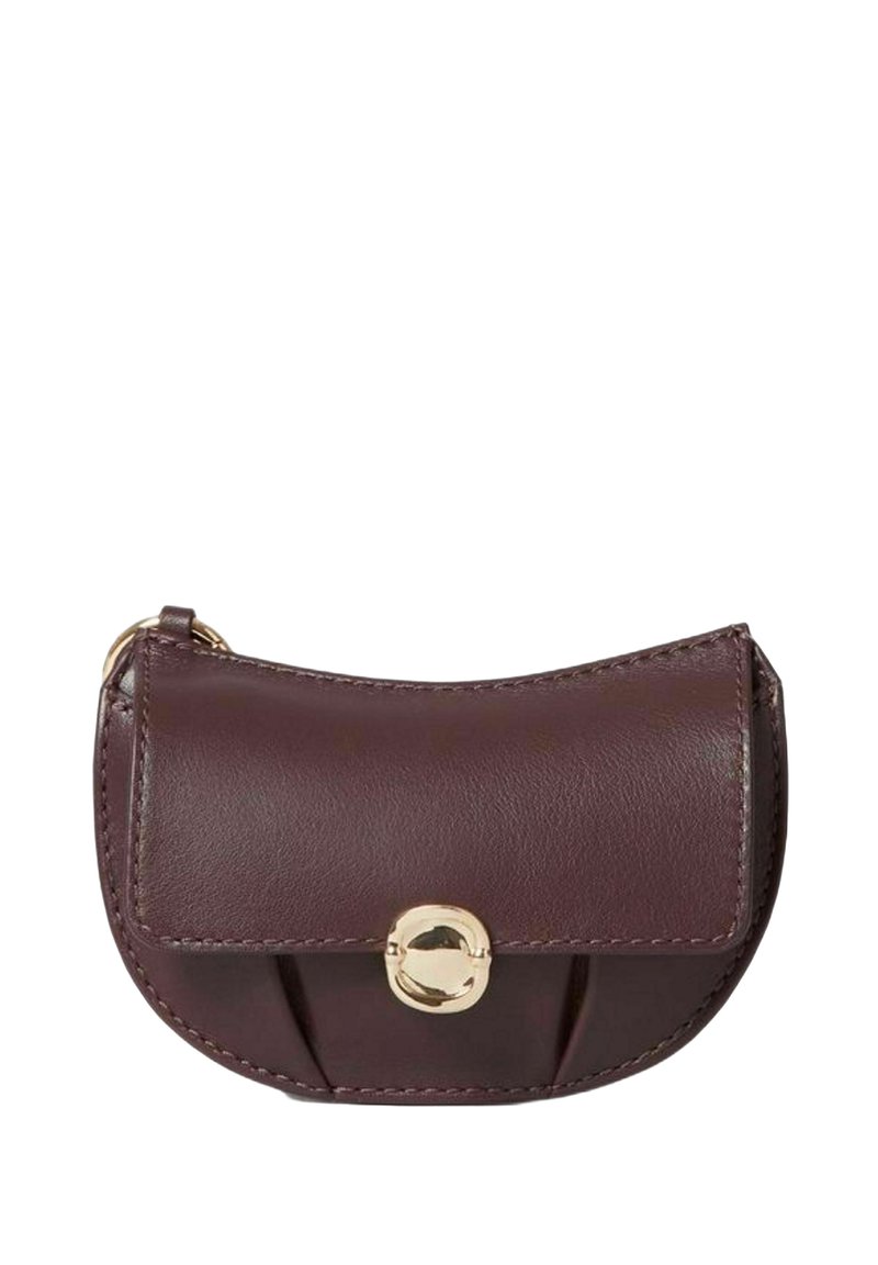 Piccola borsa di pelle bordeaux con una forma curvata e una chiusura circolare dorata. Presenta dettagli cuciti e una texture liscia.