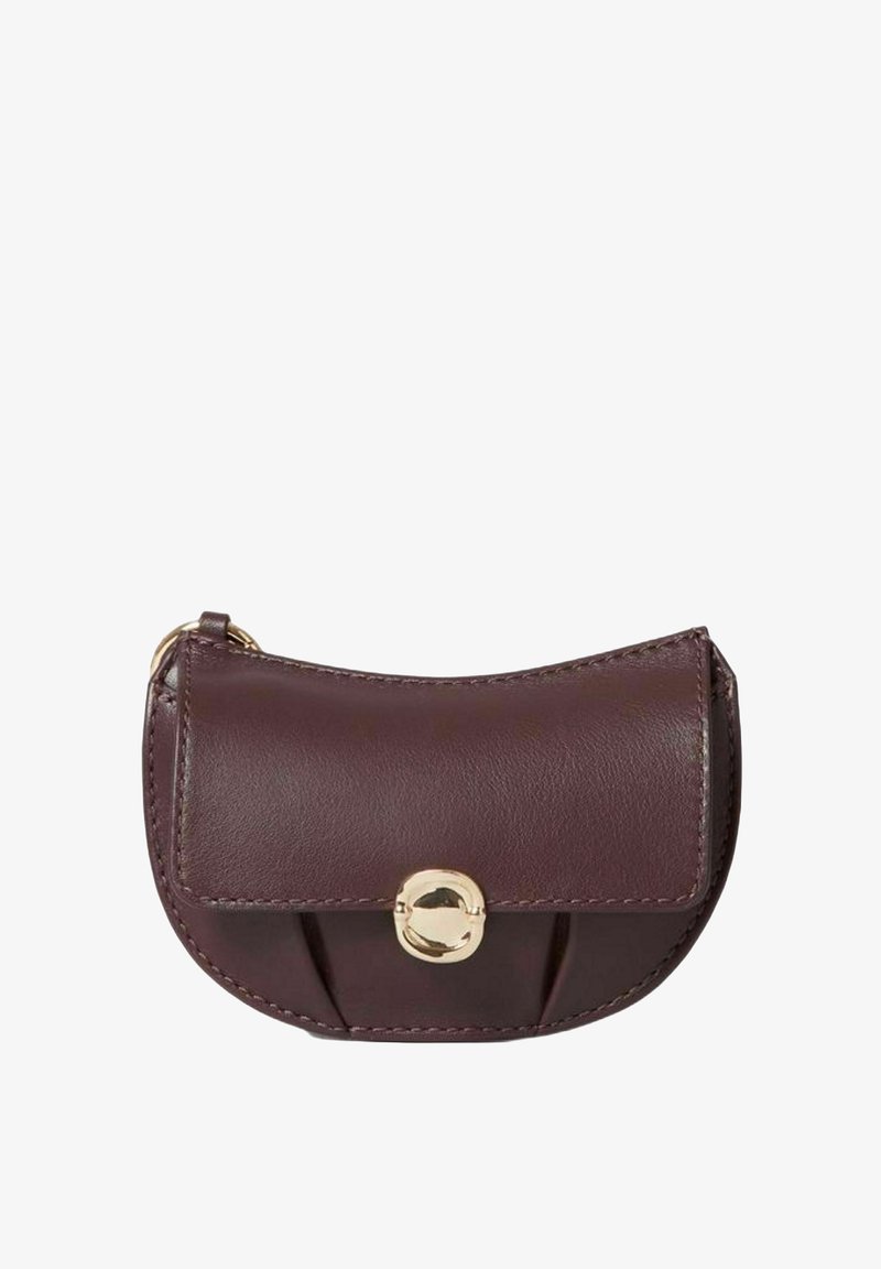 Piccola borsa di pelle bordeaux con una forma curvata e una chiusura circolare dorata. Presenta dettagli cuciti e una texture liscia.