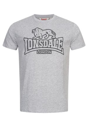Siva pamučna majica s crnim grafičkim prikazom lava i natpisom "LONSDALE LONDON" ispisanim velikim slovima. Kratki rukavi i dizajn s okruglim izrezom.