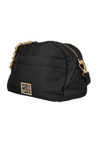 Bolso cruzado de nylon negro con una correa de cadena dorada, cierre con cremallera, textura acolchada y una placa de logo dorada en la parte frontal.