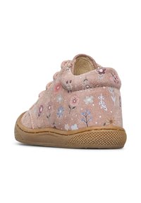 Scarpa alta in suede rosa con motivo floreale, suola testurizzata e punta arrotondata. Suola in gomma marrone con dettagli di trazione.