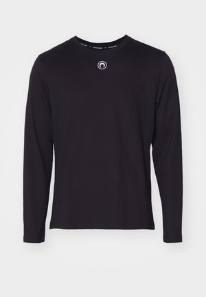 Camisa negra de manga larga hecha de algodón suave, con cuello redondo y un pequeño logo en el centro del pecho.