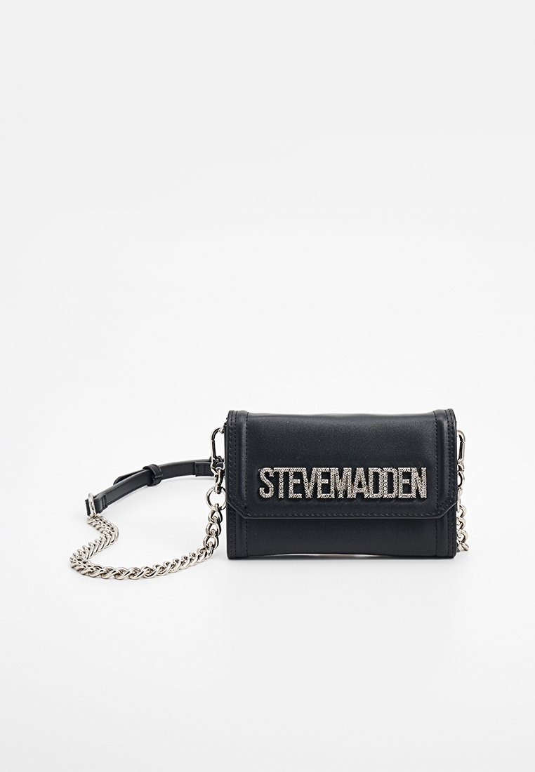 Zwarte faux leren schoudertas met een zilveren kettingband, klepsluiting en het "STEVE MADDEN" logo in zilveren versiering aan de voorkant.
