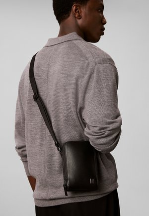 Calvin Klein, CALVIN KLEIN EMBLEM HARDWARE CROSSBODY PHONE BAG - Phone pouch - black