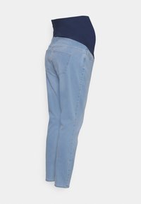 Jeans de maternidade azul claro com um cós elástico em azul marinho, design de perna reta e estilo de cinco bolsos, feitos de tecido de denim.