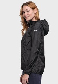 Schwarze leichte Jacke mit Kapuze, Reißverschlusstasche, elastischen Bündchen und dezentem Branding. Glatte Textur und taillierte Passform.