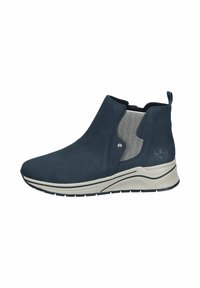 Bottines bleu marine en suède avec un panneau en tissu texturé, dotées d'un petit talon compensé et d'une languette pour un enfilage facile.